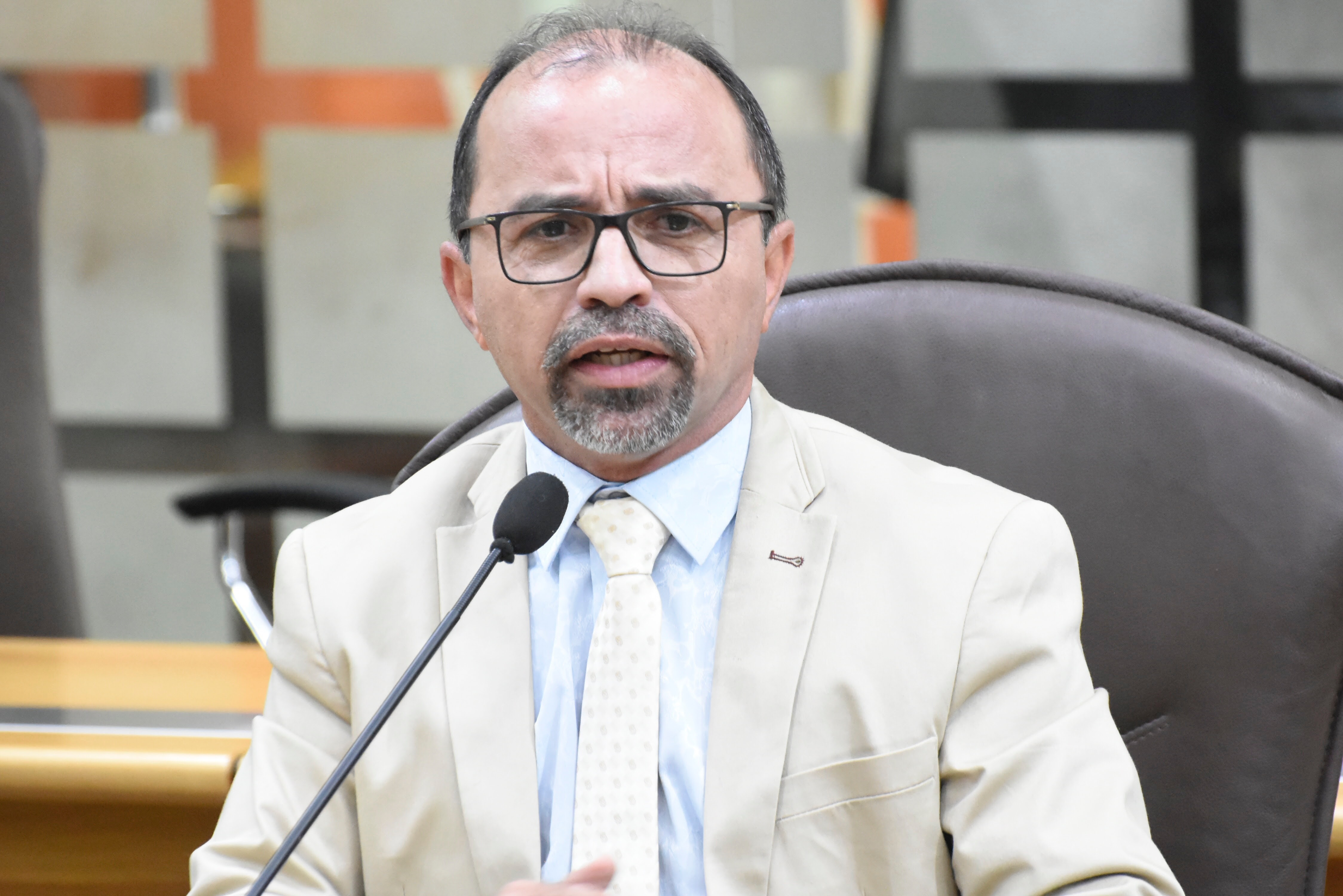 Sandro questiona Prefeitura por gasto de  R$ 1,5 milhões em consultoria