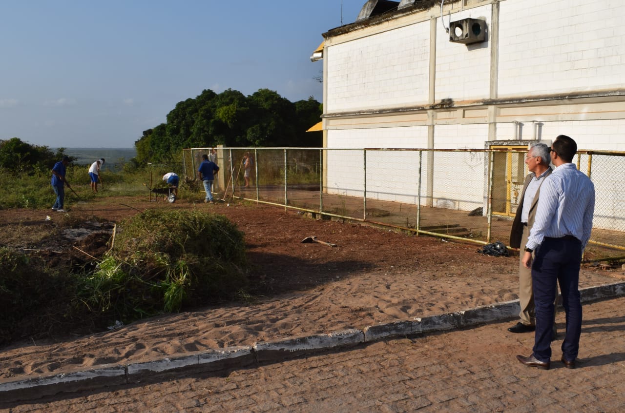 Presos limpam mato em escola da Grande Natal