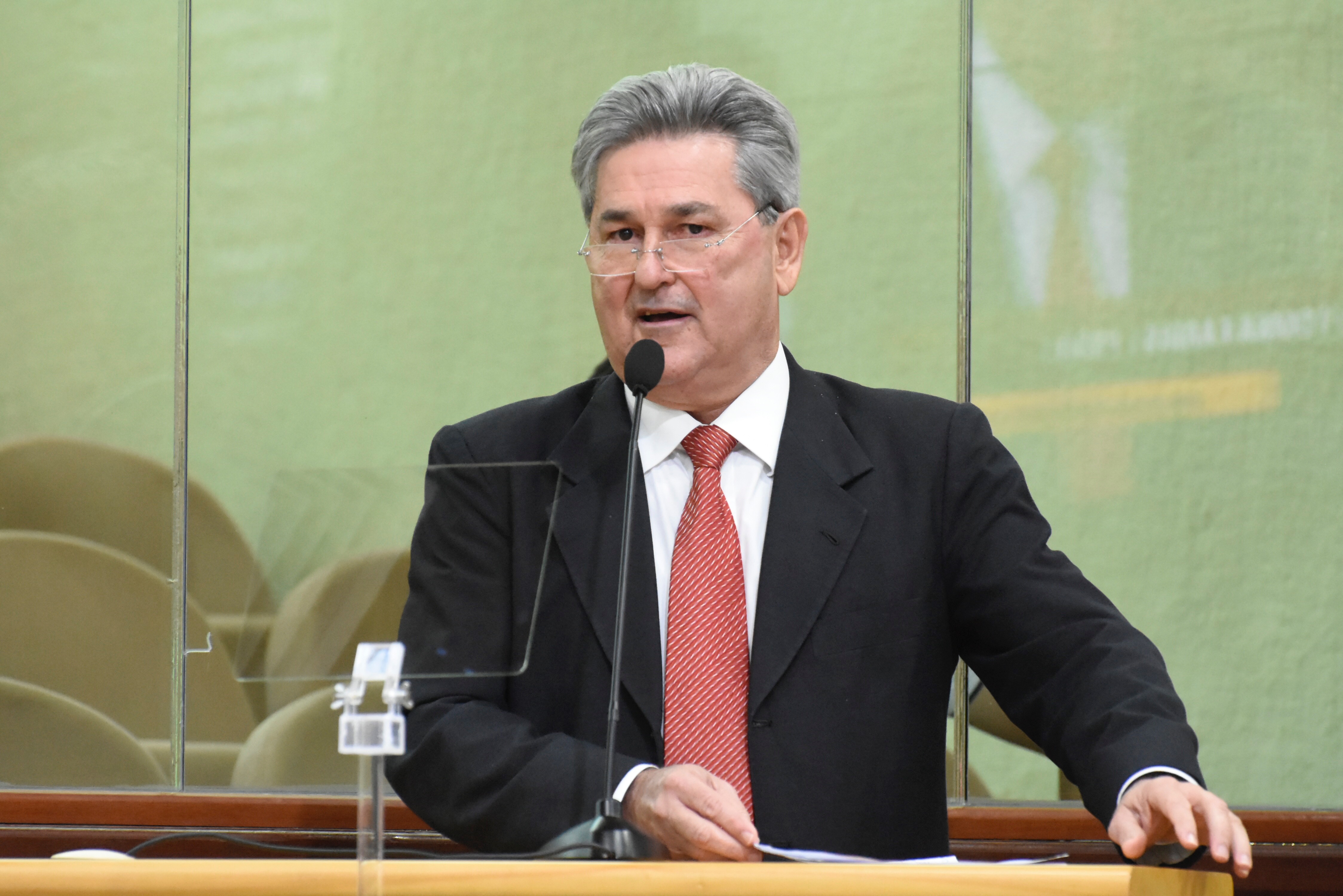 PL de Tomba quer proibir guinchamento de carros com débitos no DETRAN