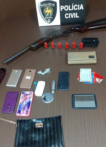 Polícia prende dupla com arma e veículo roubado em cidade da Grande Natal