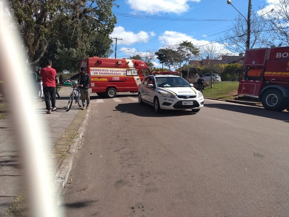 Adolescente invade escola e ataca alunos com machadinha e coquetel molotov no RS