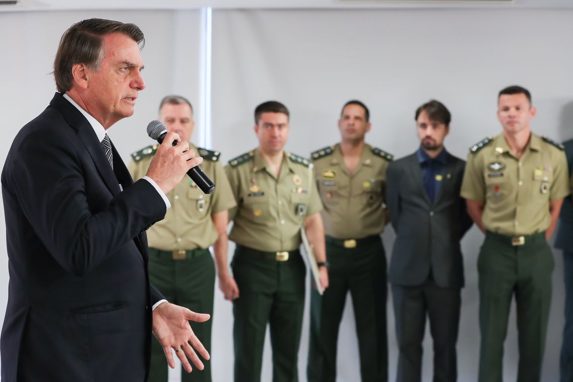 Amazônia: Bolsonaro teme que "inimigos" ganhem "guerra da informação"