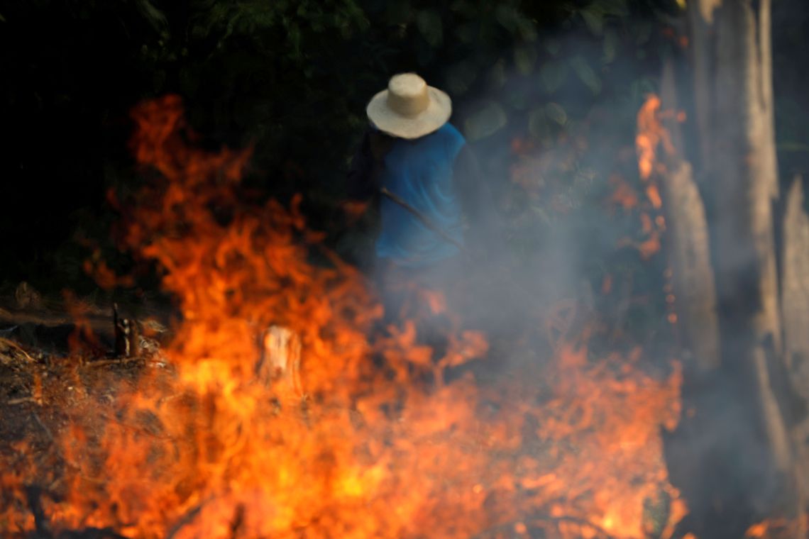 Bolsonaro autoriza uso das Forças Armadas contra incêndios na Amazônia