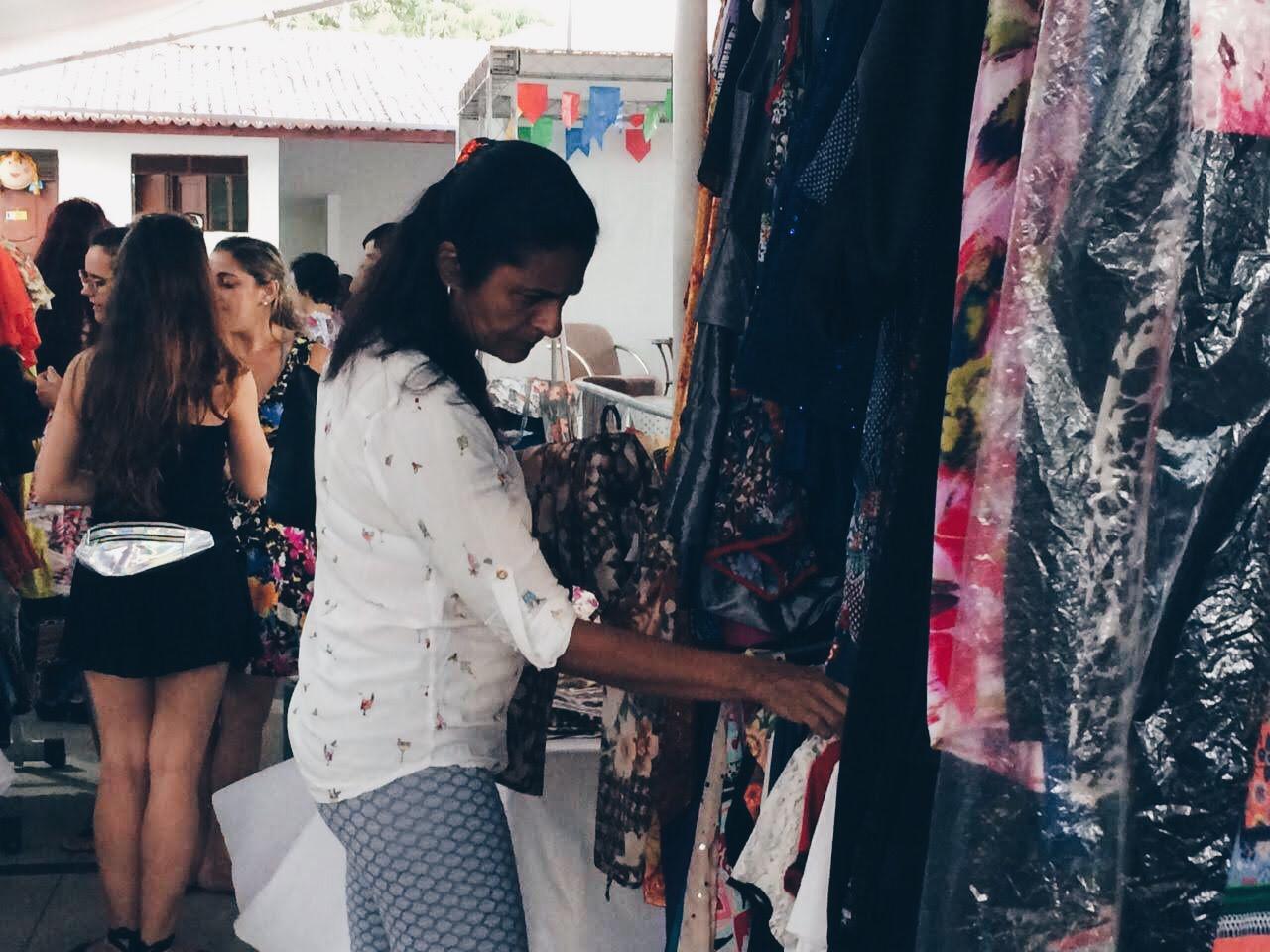 Em busca de recursos para estudar na Alemanha, jovem faz bazar em Natal