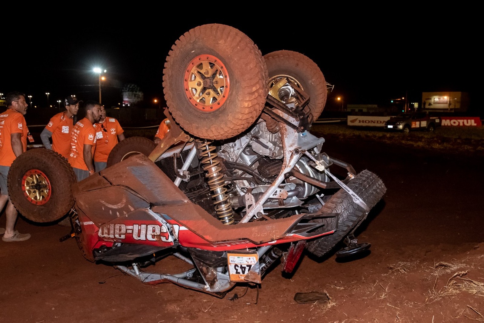 Ator galã da Globo capota carro na abertura do Rally Sertões 2019