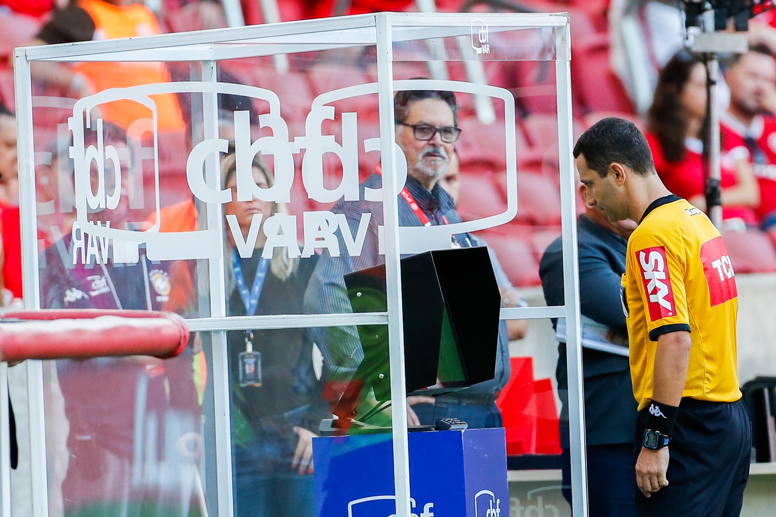 Advogado pede à Justiça que CBF transmita conversas do VAR ao vivo