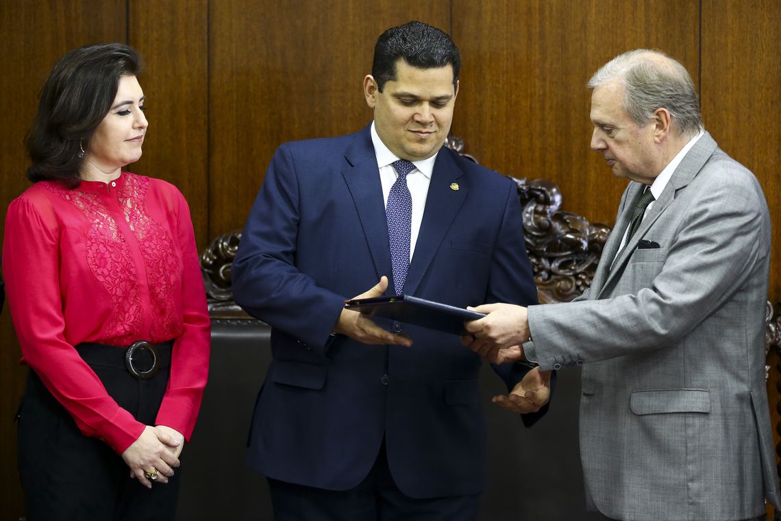 Relatório da reforma da Previdência será lido hoje na CCJ do Senado