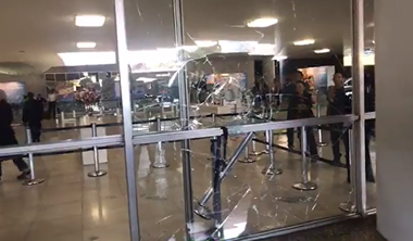 Vídeo: Homem tenta invadir Câmara dos Deputados, quebra vidros e é preso