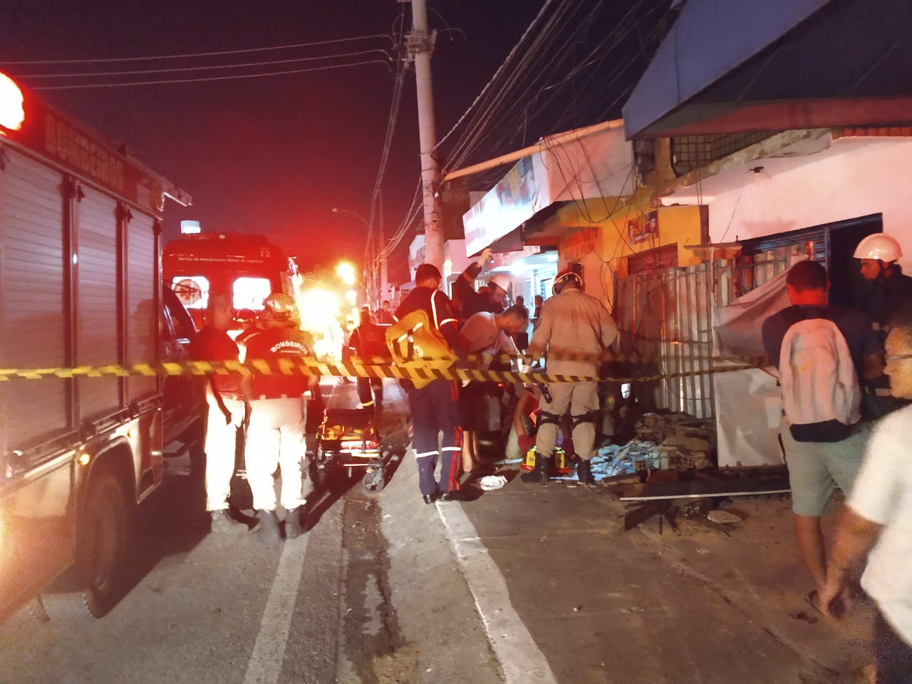 Bombeiros resgatam vitimas de desabamento de marquise em Natal