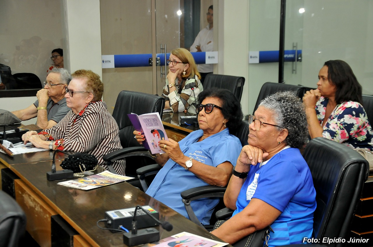 Prefeito sanciona quatro leis que beneficiam idosos de Natal; saiba quais