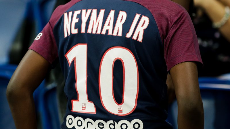 Neymar comunica PSG sobre decisão de ficar no clube francês, diz jornal