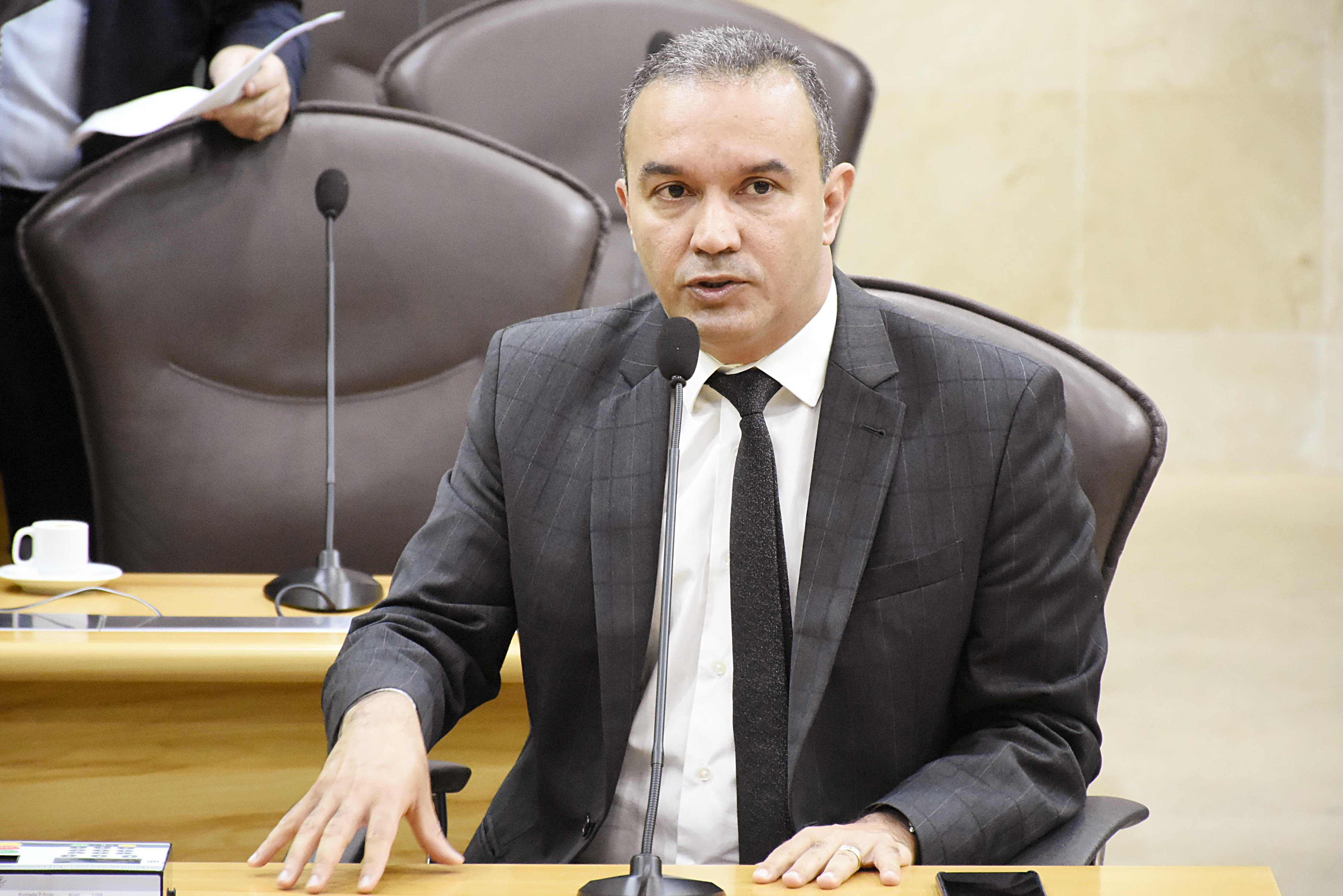 "Governo não fala mais nos atrasados", diz Kelps sobre pagamento dos salários
