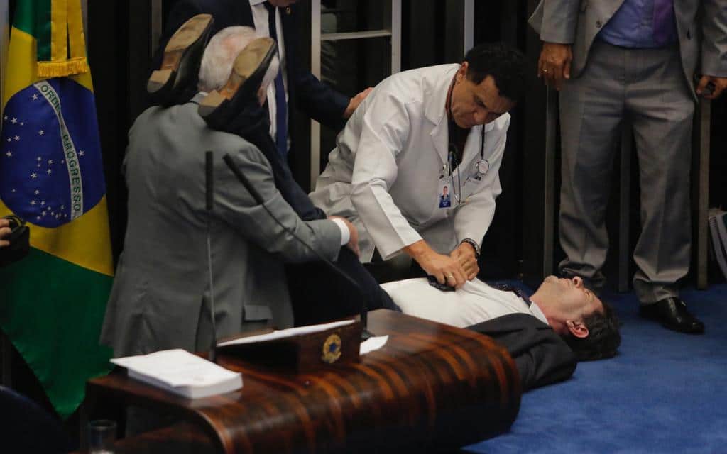 Senador passa mal e recebe atendimento médico no plenário