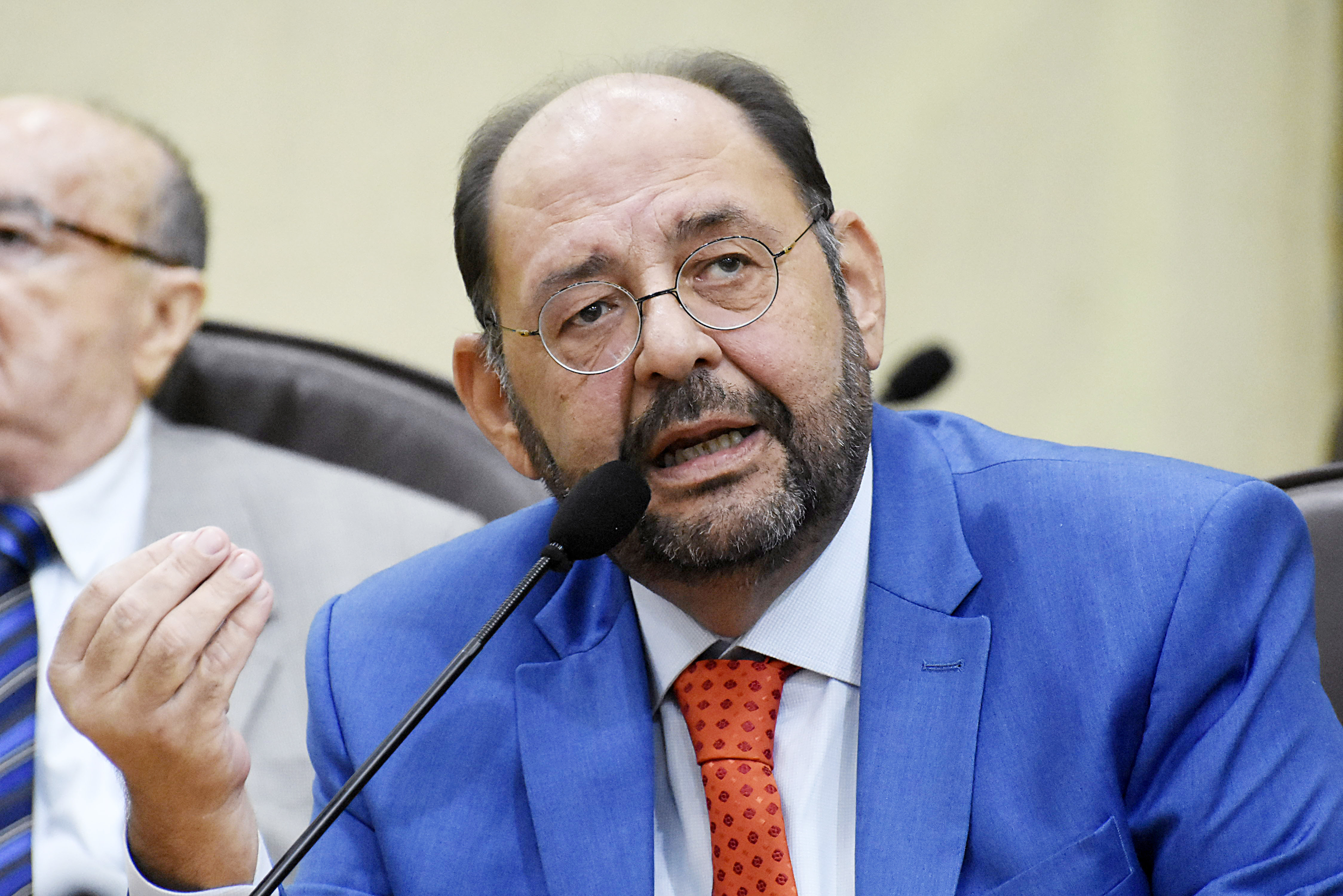 "Quem vai comprar prejuízo?", questiona deputado sobre venda de cotas da Caern