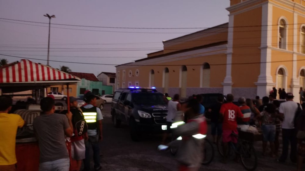 Policial faz filho refém em frente a igreja matriz em cidade da Grande Natal