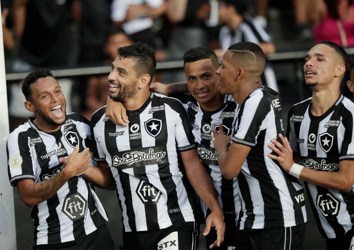 Jogadores do Botafogo cobram publicamente salários atrasados