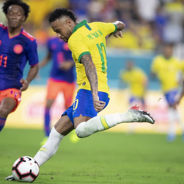 Neymar marca, mas Brasil só empata com a Colômbia em amistoso: 2 a 2