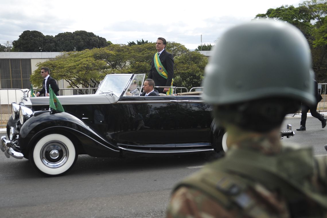 (AO VIVO) Desfile em Brasília conta com 4,5 mil pessoas; assista