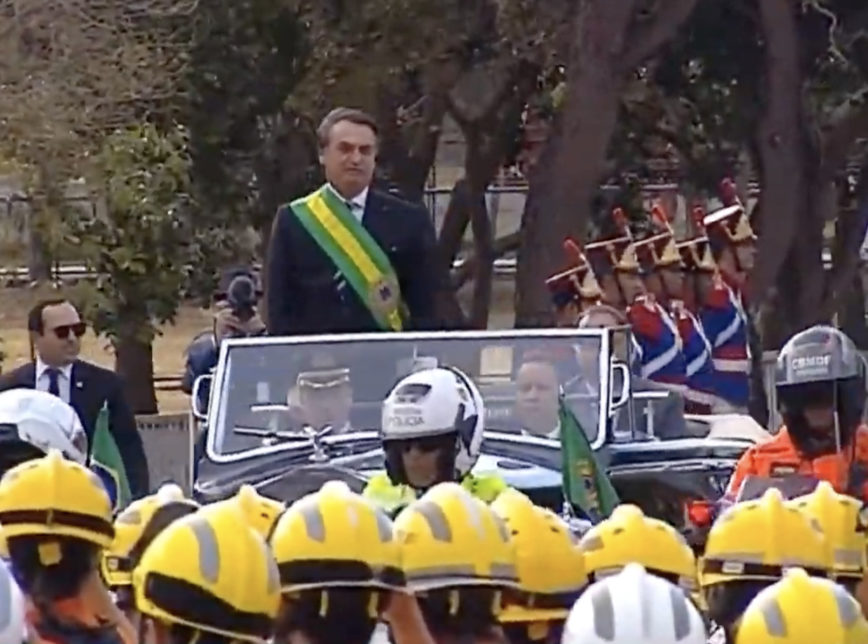 Presidente e ministros acompanham desfile cívico militar em Brasília