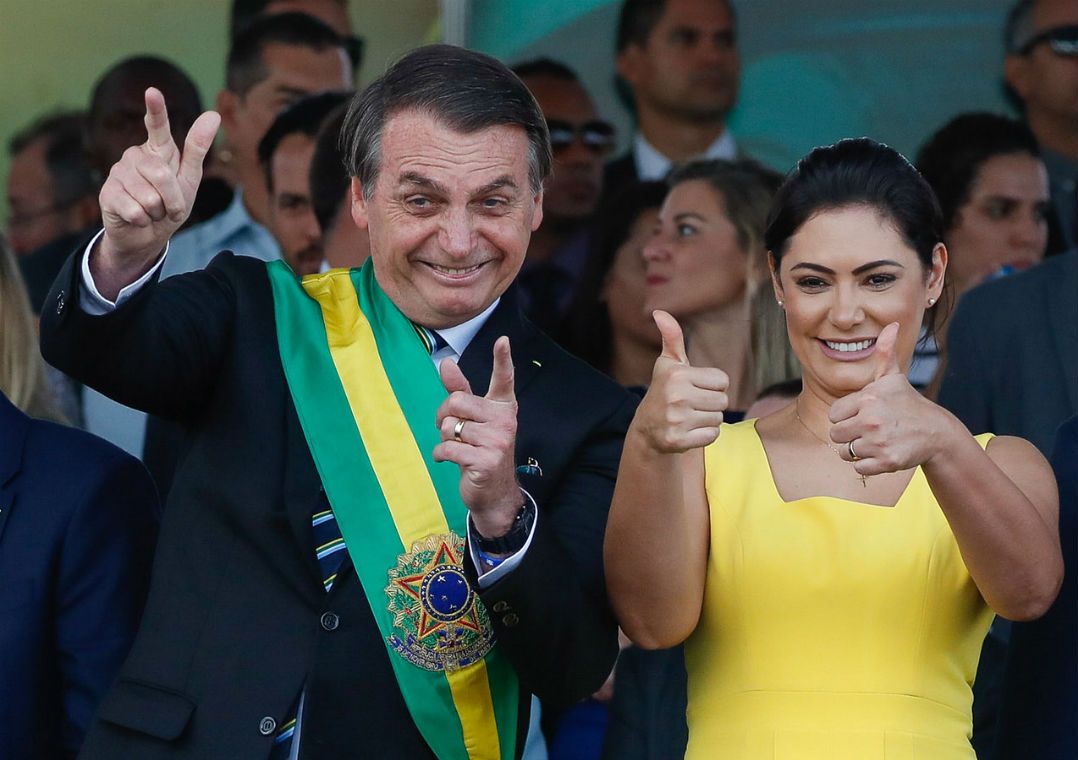 (VÍDEO) Aos gritos de "mito", Bolsonaro é ovacionado no desfile da Independência