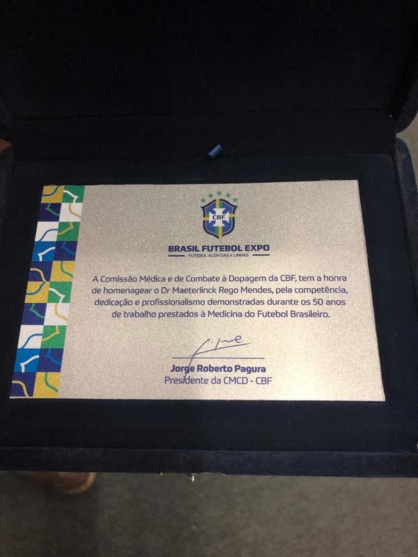 Médico do América recebe homenagem da CBF