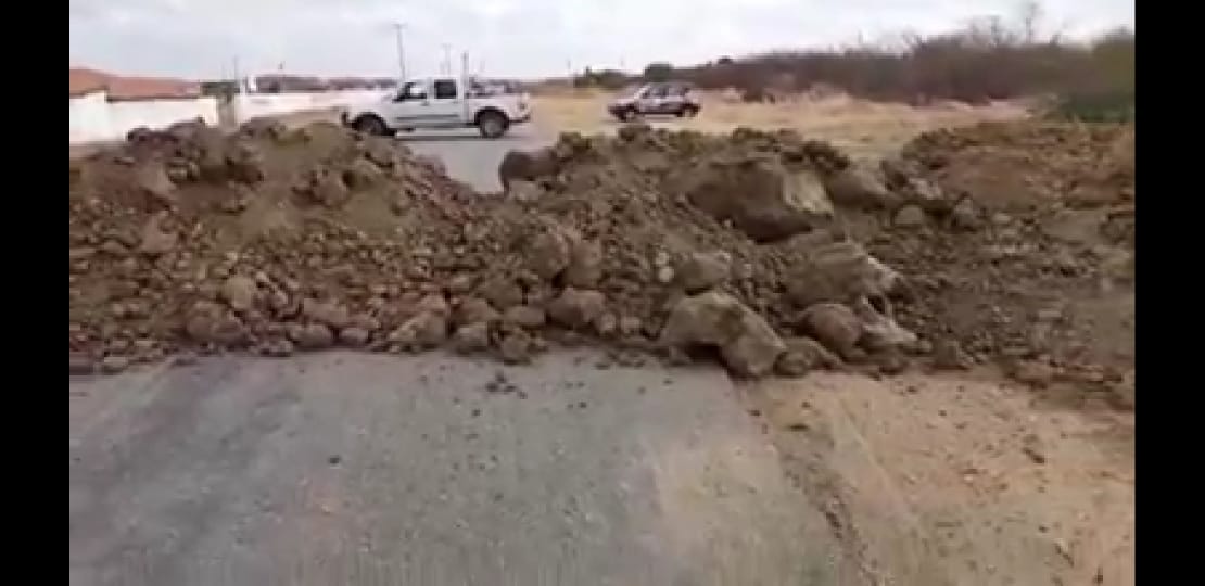 (VÍDEO) Empresário interdita estrada no RN em protesto contra buracos; assista