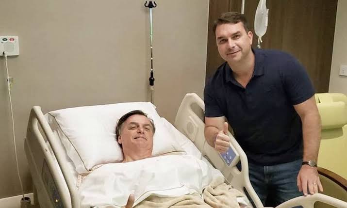 Bolsonaro não tem dor ou febre e vai iniciar fisioterapia, diz boletim