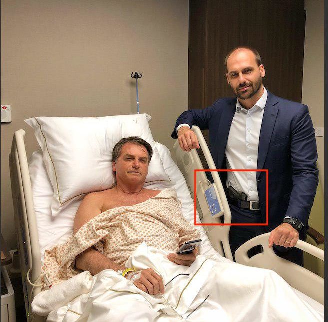 Filho de Bolsonaro posta foto armado no hospital ao lado do pai