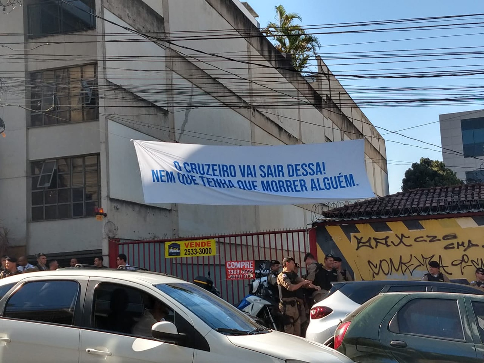 Torcida do Cruzeiro protesta e exige reação "nem que tenha que morrer alguém"