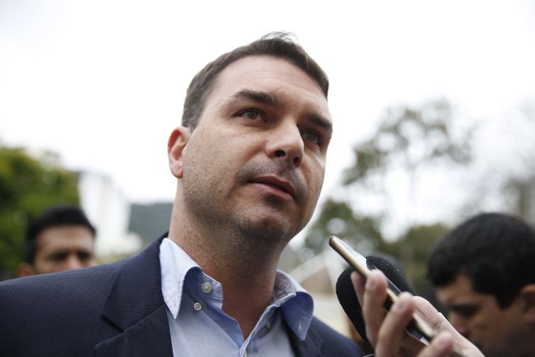 Filho de Bolsonaro articula derrubada da CPI da Lava Toga