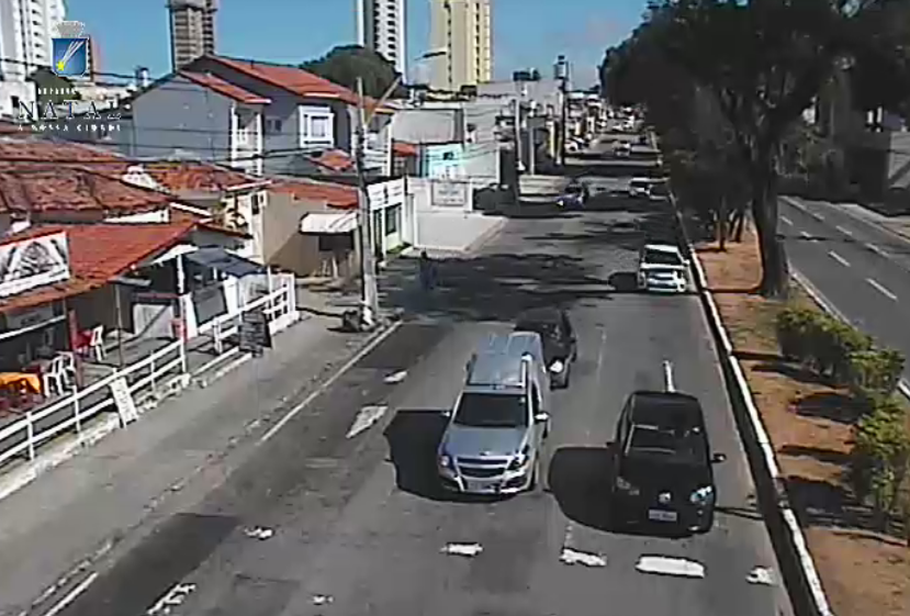Vazamento altera trânsito em avenida de Natal e deixa 4 bairros sem água