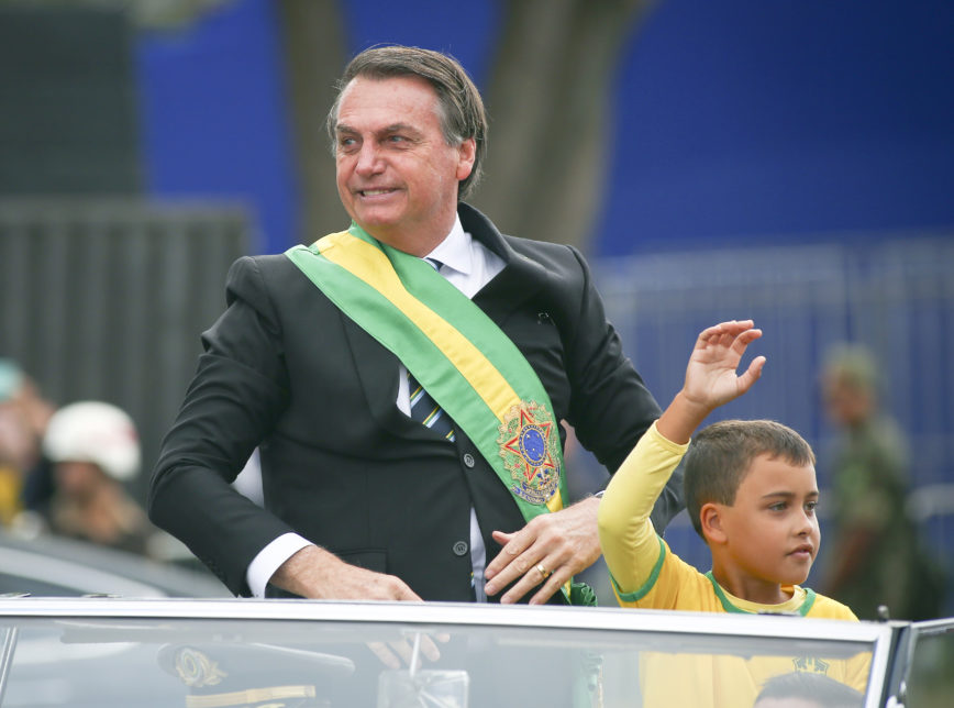 Globo demite funcionário que xingou menino por desfilar com Bolsonaro