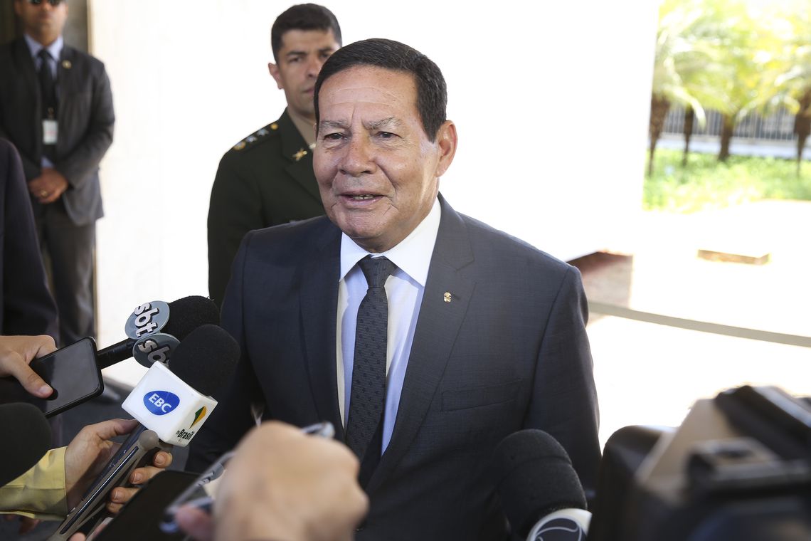 "É o presidente que decide", diz Mourão sobre novo imposto