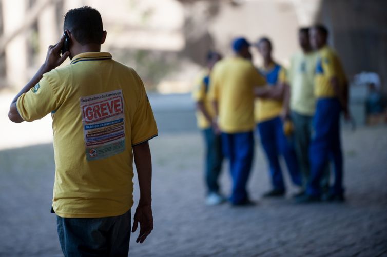 Trabalhadores dos Correios estão em greve por tempo indeterminado em todo o país