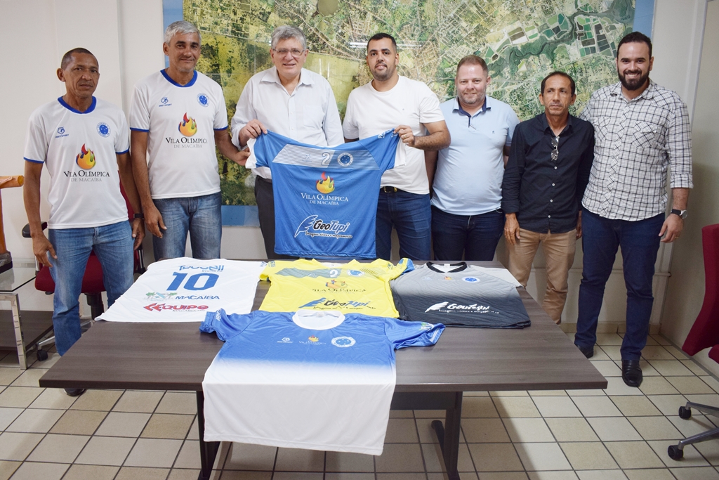 Prefeitura de Macaíba entrega novos uniformes para o Cruzeiro Futsal
