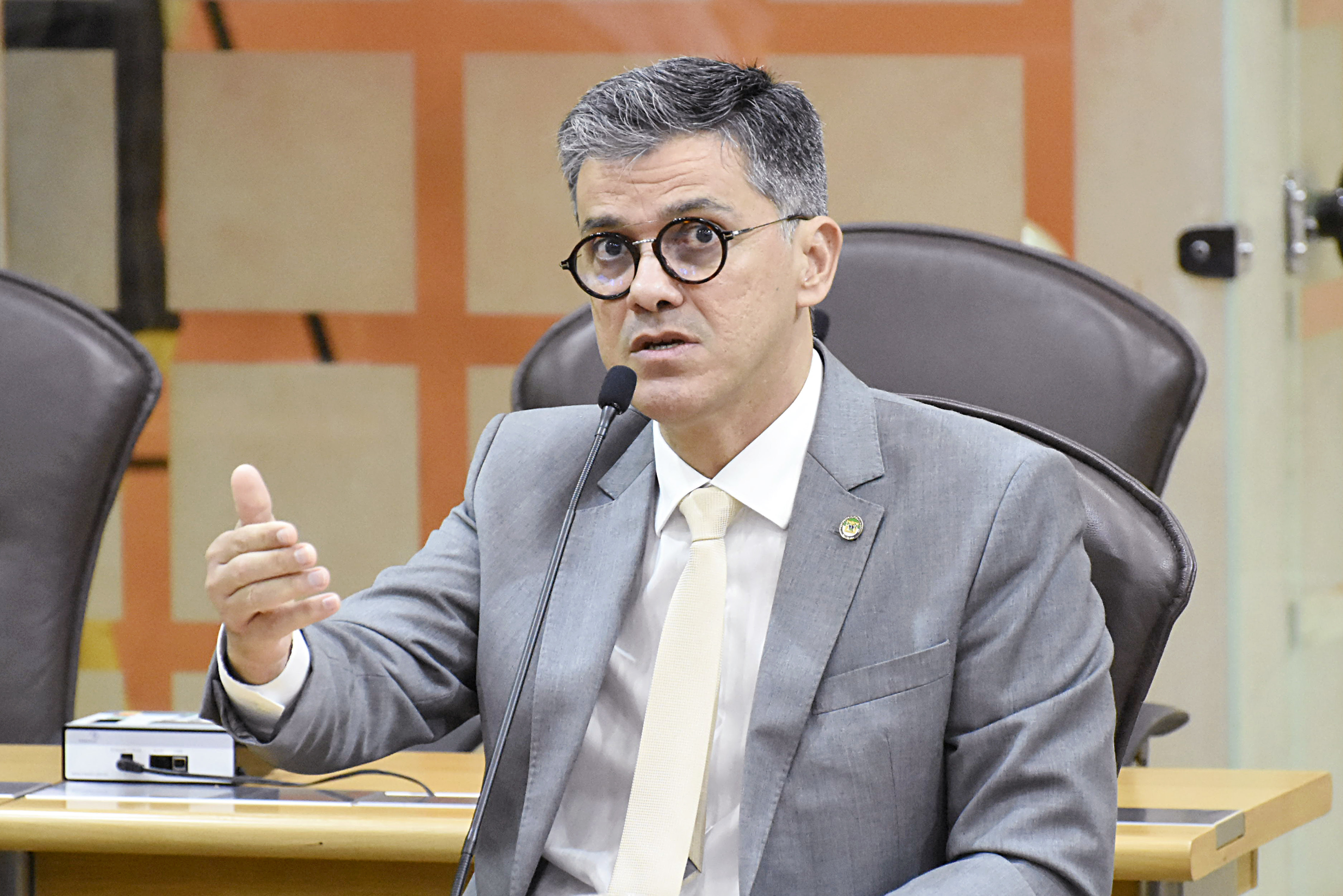 Azevedo diz que Governo ignora datas promocionais da Polícia Militar
