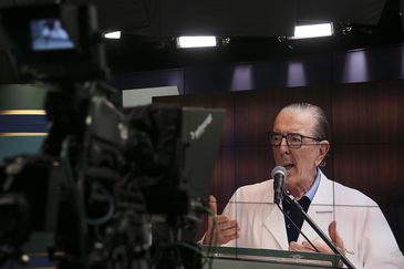 Bolsonaro retira sonda nasogástrica e recomeça dieta líquida