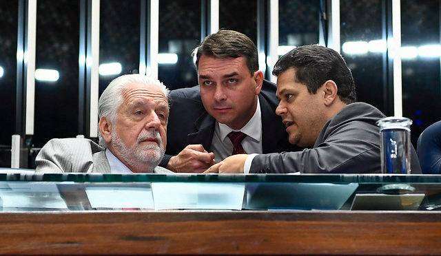 Filho de Bolsonaro e PT se unem para derrubar CPI da Lava Toga