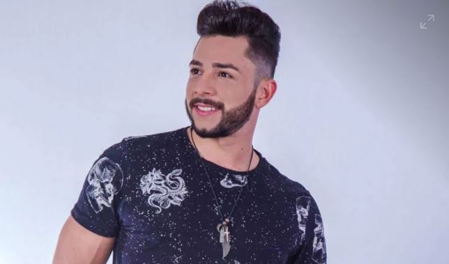 Cantor sertanejo de 28 anos morre após carro bater em árvore no MS