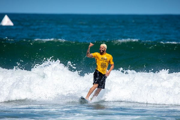 Potiguar ítalo chega atrasado, surfa com prancha emprestada e leva ouro no Japão