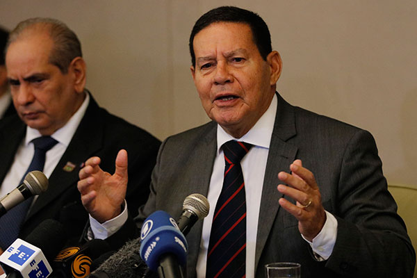 Diante de Fátima, Mourão defende privatizações e abertura comercial