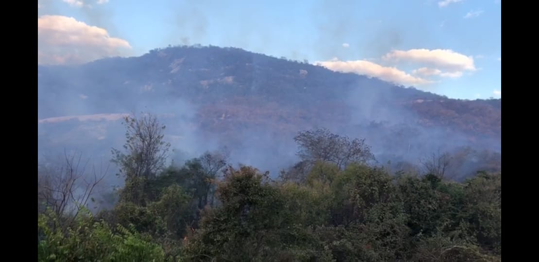 (VÍDEO) Imagens mostram incêndio em serra no RN; fogo pode atingir Santuário