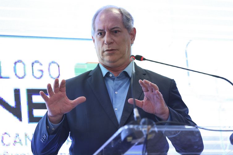 Ciro: "Bolsonaro não termina mandato. Espero que não seja pelo suicídio"