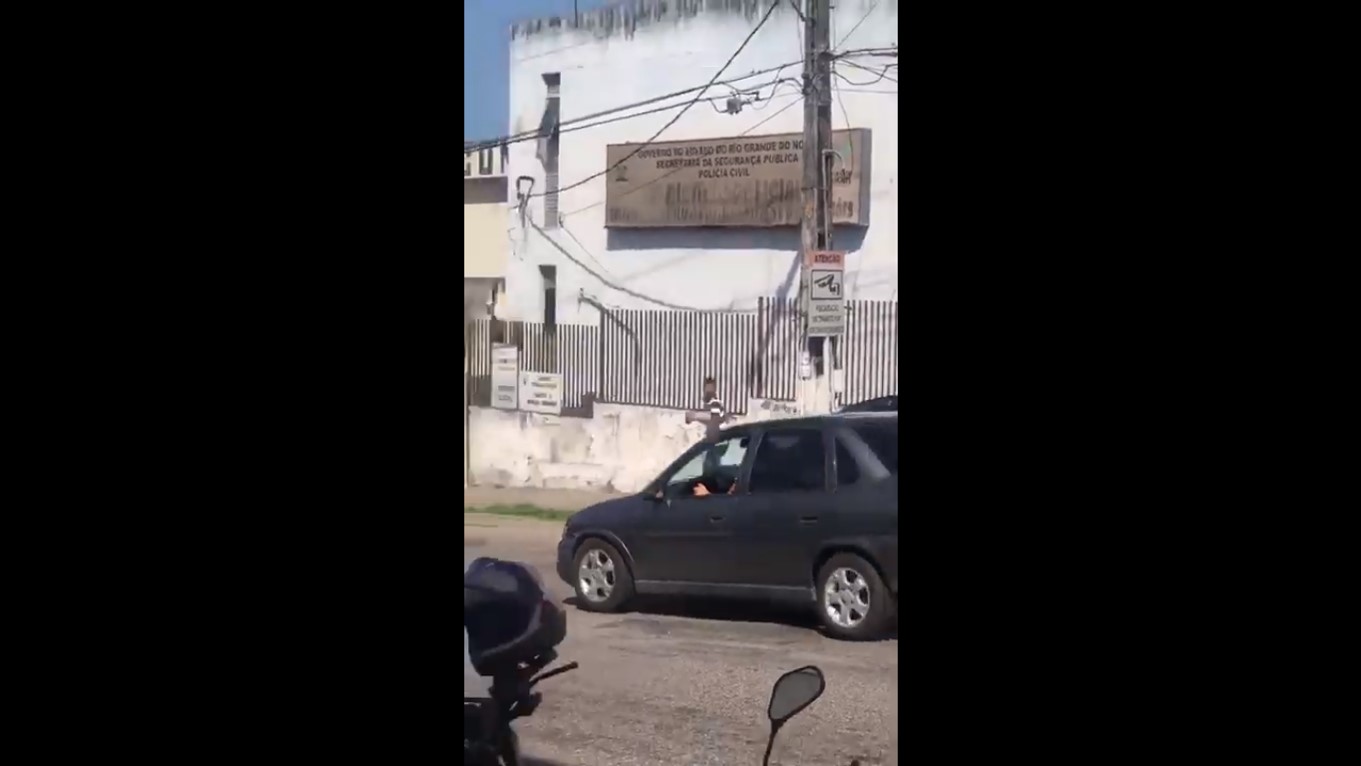 Veja momento da fuga do bandido após assalto a loja no Alecrim