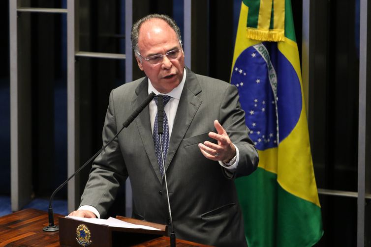 Fernando Bezerra põe o cargo de líder do governo no Senado à disposição