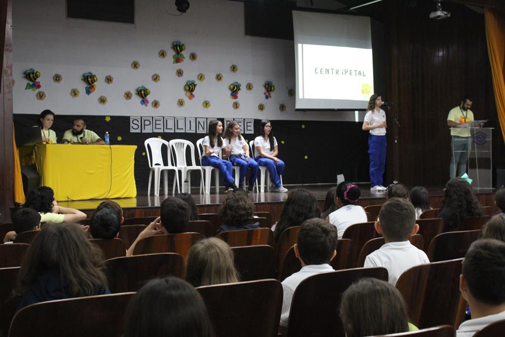Spelling Bee: Estudantes participam de concurso de soletração em inglês