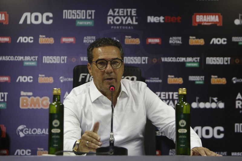Vasco intensifica preparação para embate contra Corinthians no domingo