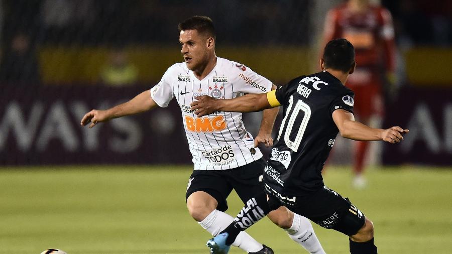 Corinthians luta muito, mas é eliminado da Sul-Americana