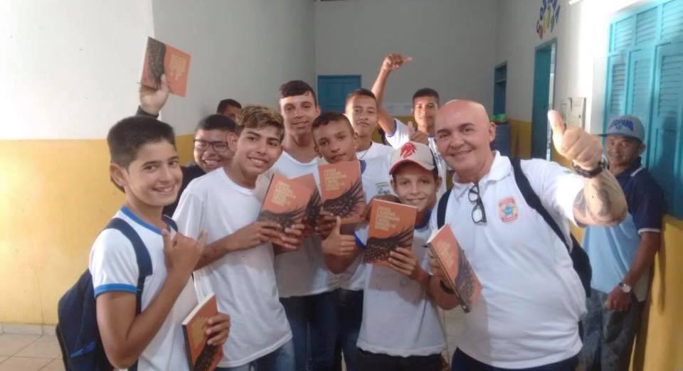 Policiais federais doam livros em mais uma apresentação de palestras para jovens