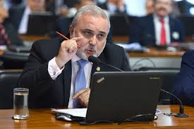 Senador do PT volta a criticar privatizações da Petrobras e Eletrobras